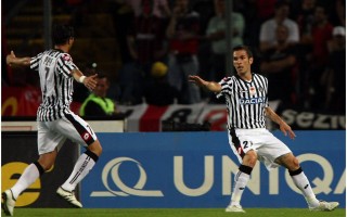 FB体育官网-尤文图斯全面击溃对手，稳坐小组第一