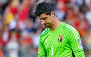 FB体育官网-失球门神！马赛主力守门员遭遇批评