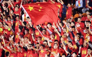 FB体育官网-足球比赛热度持续，球迷呼声高涨