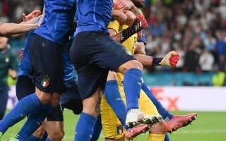 FB体育平台-欧洲足球舞台上演精彩对决，球员拼尽全力