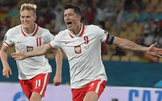 FB体育官网-波兰队晋级下一轮赛事，表现出色