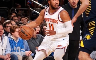 FB体育平台-雄鹿奋起直追，客场胜对手，守住东部头名位置