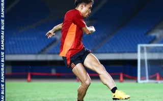 FB体育平台-日本足球队球员备战新赛季训练