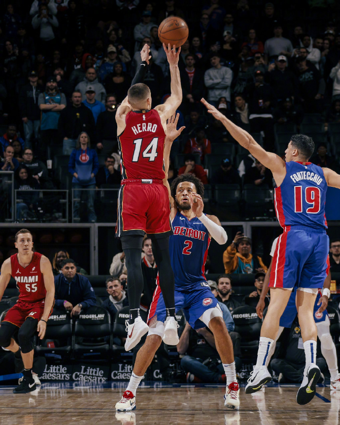 FB体育官网-热火力克活塞,实现主场连胜-第1张图片-FB体育官网 FB体育官网-热火力克活塞,实现主场连胜-第1张图片-FB体育官网