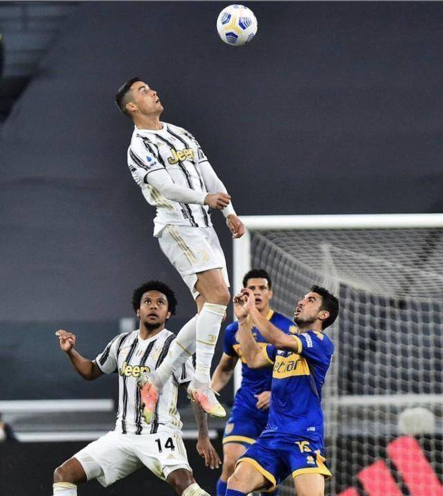 FB体育官网-尤文图斯逆袭阿贾克斯，库尔塞斯传射C罗建功-第2张图片-FB体育官网