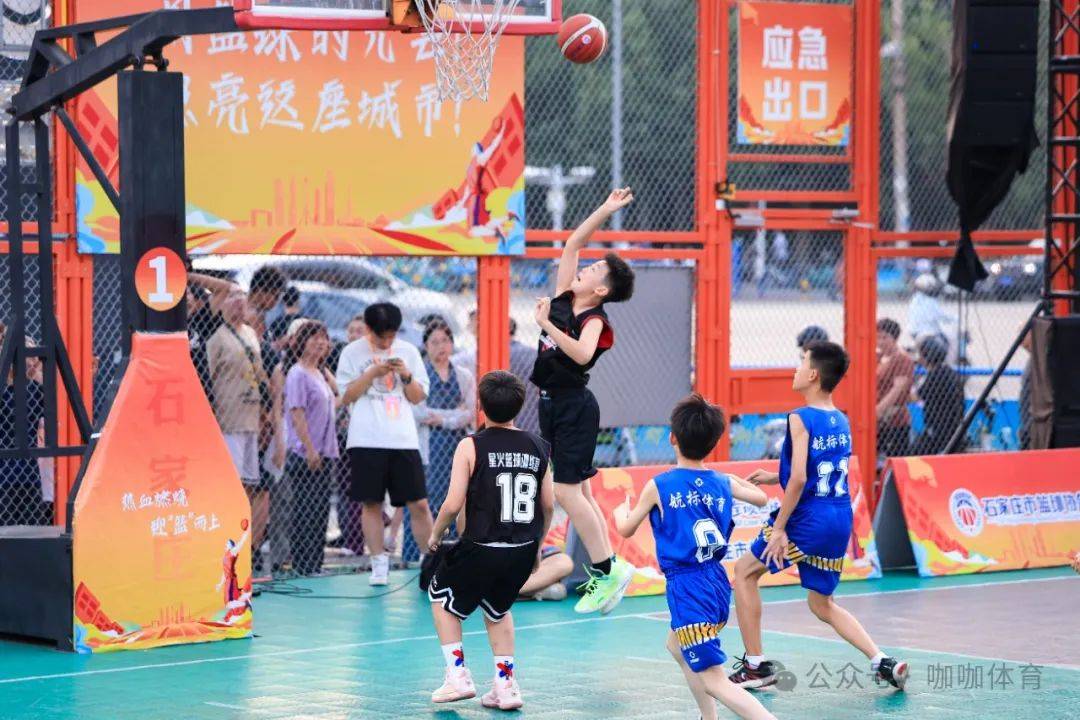 FB体育官网-篮球联赛选手拼搏奋斗,比赛场面激烈-第1张图片-FB体育官网 FB体育官网-篮球联赛选手拼搏奋斗,比赛场面激烈-第1张图片-FB体育官网