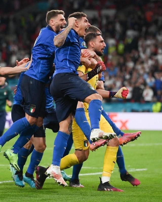 FB体育平台-欧洲足球舞台上演精彩对决，球员拼尽全力-第1张图片-FB体育官网