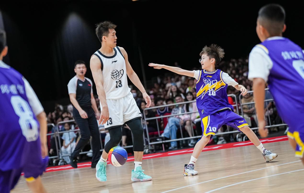 FB体育-NBA球员代表球队参加慈善活动-第1张图片-FB体育官网 FB体育-NBA球员代表球队参加慈善活动-第1张图片-FB体育官网